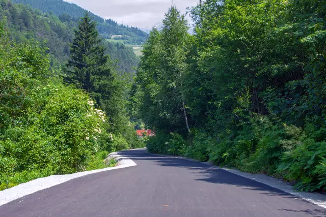 Bild 18: Bestehender Forstweg wurde von der Stadt Landeck als öffentlicher Radweg neu adaptiert und führt nach unten in Richtung Süden zum bestehenden Radweganschluss.  | Foto: © Ing. Günter Kramarcsik
