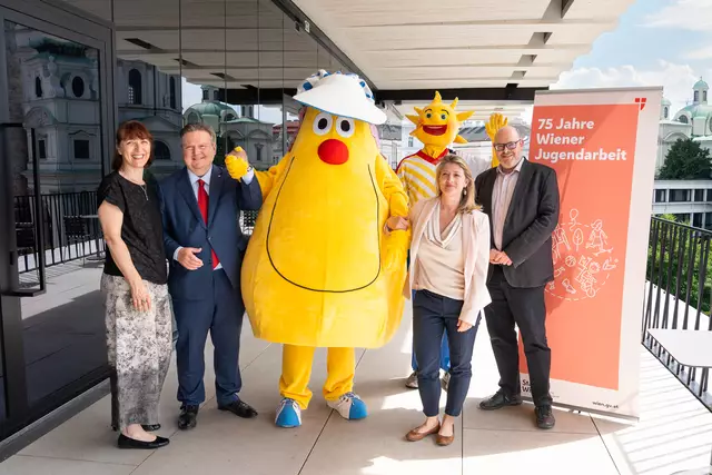 Beim Festakt zu 75 Jahren Wiener Jugendarbeit durften Wienxtra-Maskottchen Holli und sein Original-Vorgänger Holli Knolli natürlich nicht fehlen. | Foto: Valentina Marinelic/MeinBezirk