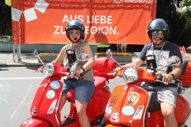 Beim MeinBezirk-Photo Point konnten die Teilnehmer sich mit ihren Fahrzeugen fotografieren lassen. | Foto: MeinBezirk/Fotokiste