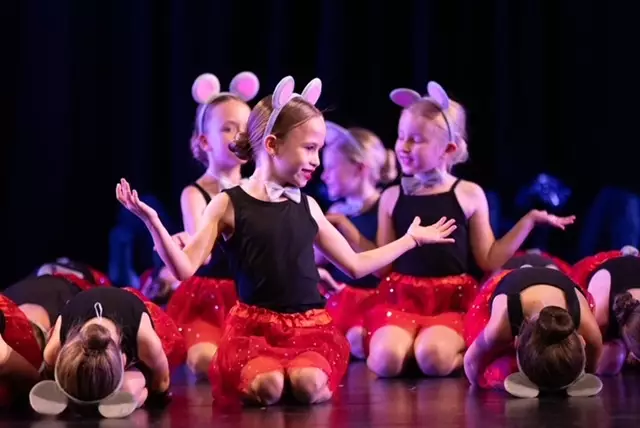 Bereits die kleinsten Tanzmäuse standen bei der Benefizshow auf der Bühne.  | Foto: Tanzschule Caramba