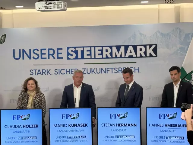 Landeshauptmann Mario Kunasek (2. v. l.) zog am Montag gemeinsam mit Landesrätin Claudia Holzer, Landesrat Stefan Hermann (2. v. r.) und Hannes Amesbauer Bilanz über die ersten sechs Monate freiheitlicher Regierungsverantwortung.  | Foto: MeinBezirk