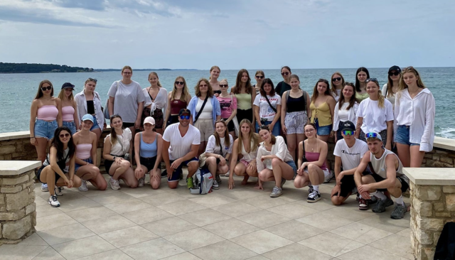 Die beiden vierten Klassen der HLW Horn verbrachten eine Sommersportwoche in Poreč, Kroatien. | Foto: Daniela Dangl