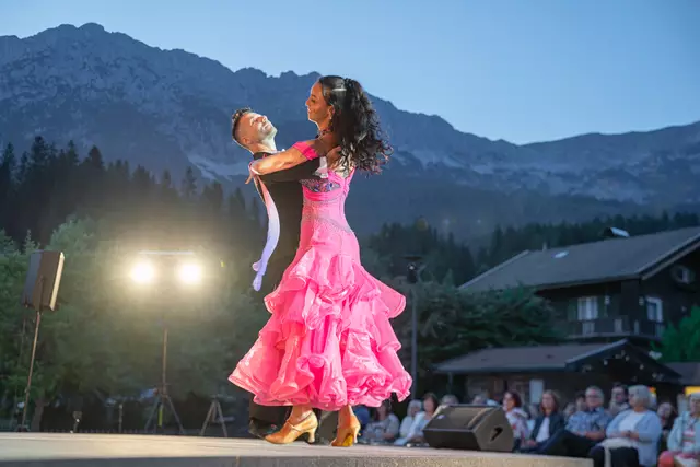 Unter anderem gab es eine schwungvolle Reise in die Goldenen Zwanziger voller Swing, Charleston und Tango zu sehen. | Foto: Gmedia