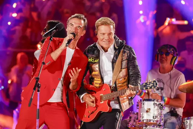 Dieter Bohlen (re.) und Florian Silbereisen hatten sich seit ihrer gemeinsamen Zeit in der Castingshow „Deutschland sucht den Superstar“ vor fünf Jahren nicht mehr gesehen.  | Foto: Jürgens TV/Beckmann