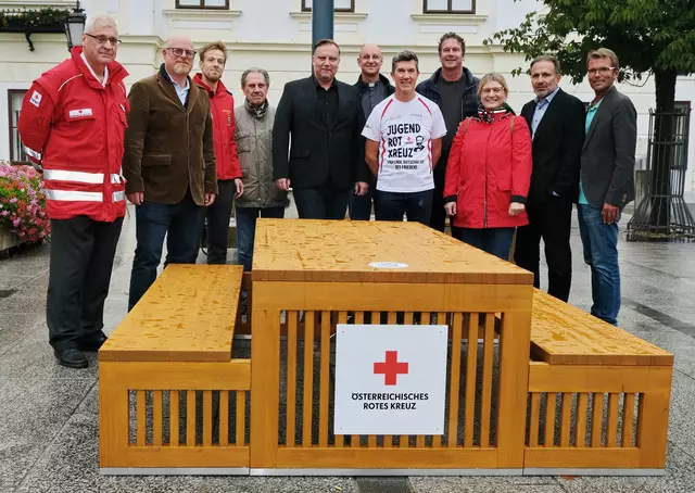 Im Vorjahr wurde der Tisch am Platz vor dem Museum eingeweiht. | Foto: Claudia Reisinger