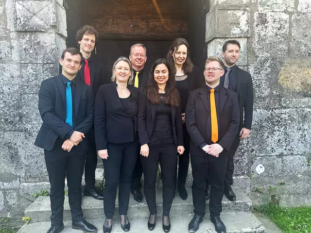Spielten ein emotionales Cello-Konzert: Leopold Behrens, Bence Temesvári, Alexandra Stöcker, Christoph Stradner, Anna Nagy, Maria Grün, Erik Umenhoffer, Primož Zalaznik (v.l.) | Foto: Henry Sams
