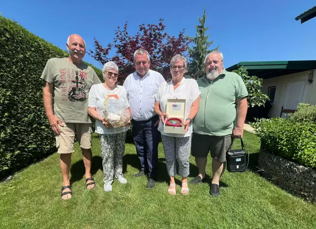 Bürgermeister Karnthaler (Mitte) mit den Ehepaaren Ofenböck und Ringhofer. | Foto: Foto: Marktgemeinde Lanzenkirchen