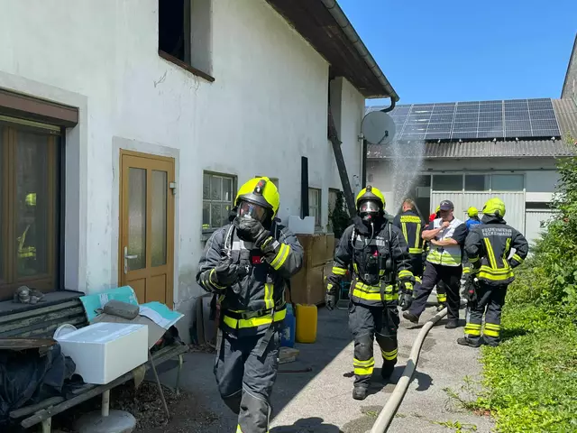 Drei Feuerwehren kämpften gemeinsam gegen den Brand in Neckenmarkt, um Schlimmeres zu verhindern. | Foto: FF Feuerwehr Neckenmarkt