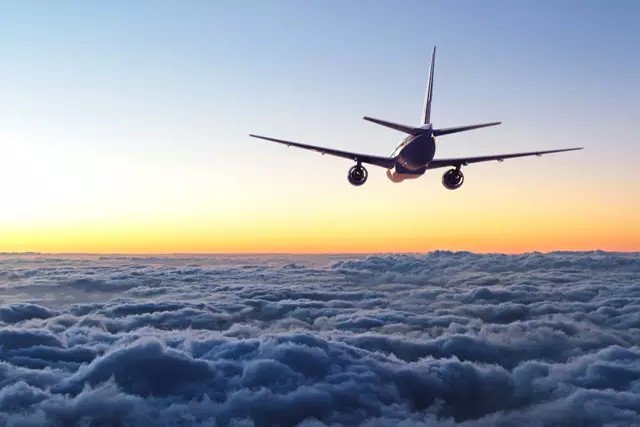  Wer in den Sommerferien 2025 verreist, kann sich über deutlich günstigere Flugpreise freuen. Das Vergleichsportal CHECK24 hat die Preise zu den beliebtesten Reisezielen in Europa und weltweit analysiert und kommt zu einem klaren Ergebnis: Im Vergleich zum Vorjahr zahlen Flugreisende im Schnitt weniger – sowohl auf Kurz- als auch auf Langstrecken. | Foto: Peshkov/Fotolia