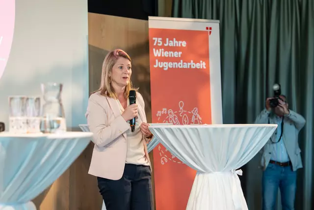 Vizebürgermeisterin Emmerling unterstrich den niederschwelligen Zugang zur Jugendarbeit, insbesondere für junge Menschen in herausfordernden Lebenslagen. | Foto: Valentina Marinelic/MeinBezirk