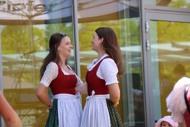 Aufgetanzt wurde am Marktplatz beim Frühschoppen.