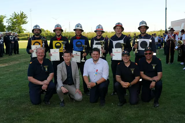 Gruppenfoto aller Sieger und Pokalempfänger mit den Ehrengästen. | Foto: BFKDO Mistelbach