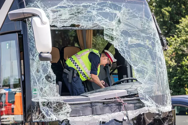 Der Busfahrer musste von den Einsatzkräften der Feuerwehr schonend über die Windschutzscheibe mit einem Spineboard gerettet werden.  | Foto: TEAM FOTOKERSCHI / ANTONIO BAYER