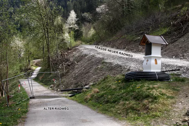 Bild 10: links unten der alte Radweg, rechts die neue Trasse welche höher nach oben führt. Alter Radweg wird später noch zurück gebaut. | Foto: © Ing. Günter Kramarcsik