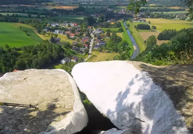 Der Weiße Stein, hier mit Blick auf Matzleinsdorf, leuchtet schon von weitem.