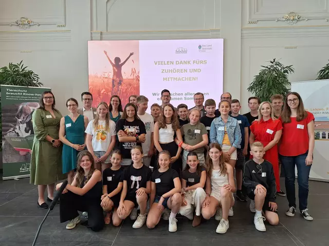 Die Schülerinnen und Schüler des 2A BG/BORG Deutschlandsberg mit ihren Lehrerinnen und Lehrern LAbg. Gerhard Hirschmann, LAbg. Johannes Wieser, Gemeinderätin Anna Slama, Lea Mirwald, Nora Gsell und Jochen Lengger (Tierwelt Herberstein) bei der Tierschutzkonferenz 2025 in Graz. | Foto: Tierschutz macht Schule/Romana Bräuer