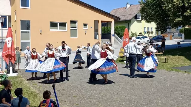 Die internationalen Gäste zeigten ihre Tanzkünste. | Foto: Ortsmusikkapelle Elixhausen