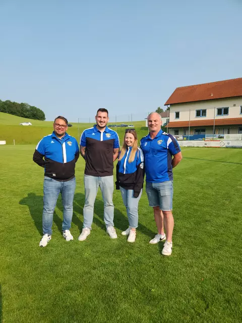 Florin Hasani (2.v.l.) neben Martin Schurm. | Foto: Lichtenberg