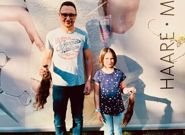 Vater Josef und Tochter Johanna mit ihren Spenderhaaren | Foto: Nicole Astl