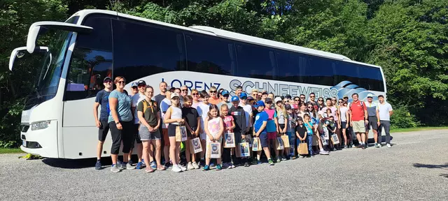 Die gut gelaunten Kindberger am Weg zum Wilden Berg.  | Foto: Heinz Luneschnik