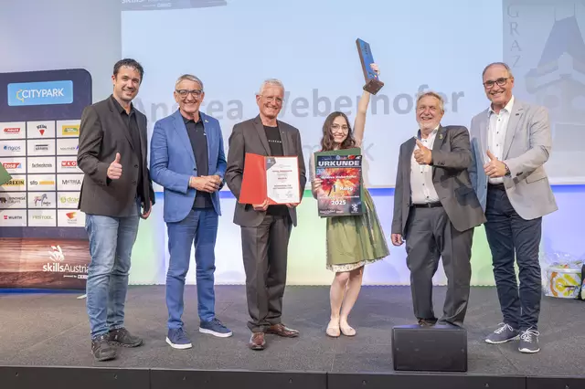 Jubel bei Andrea Weberhofer: Citypark-Centermanager Wolfgang Forstner, WKO Steiermark-Präsident Josef Herk, der steirische Landesinnungsmeister Hannes Koudelka, Bundesinnungsmeister Erwin Wieland Synthesa-Geschäftsführer Paul Lassacher (v. l.) gratulieren Siegerin. | Foto: Fischer