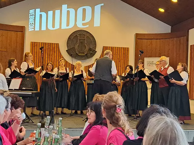 Die Chorgemeinschaft Rietz unter ihrem Leiter Josef Kranebitter hatten einige Schmankerln zu bieten | Foto: Chorverband Imst