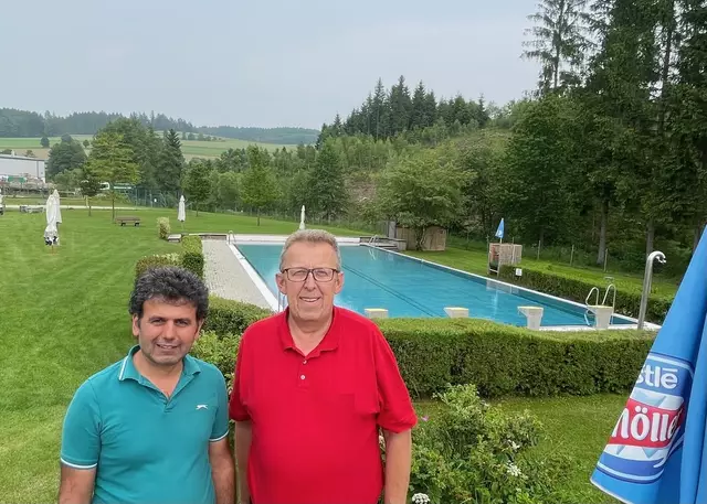 Erdem Kay ist der neue Freibadpächter. Das freut auch Herbert Enzenhofer. | Foto: Gemeinde Zwettl
