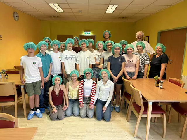Dagmar Binder, MSc (Stabstelle Pflegekoordination), Lehrerin Patricia Elsigan,MEd und Küchenleiter Mario Lagler mit der Klasse 3c des Tullner Gymnasiums beim „UNESCO-Tag“ im PBZ Tulln. | Foto: PBZ Tulln / Lins