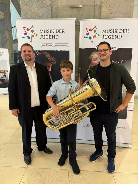 Der erfolgreiche Jung-Musiker Michael Helmel aus Lunz am See (M.) | Foto: Musikschule Erlauftal