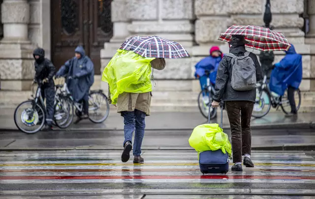 Ein Gewitter ist auf dem Weg in die Hauptstadt. Laut GeoSphere gilt am Montag von 14 bis 21 Uhr eine gelbe Gewitterwarnung für Wien. (Archiv) | Foto: Tobias Steinmaurer / picturedesk.com 