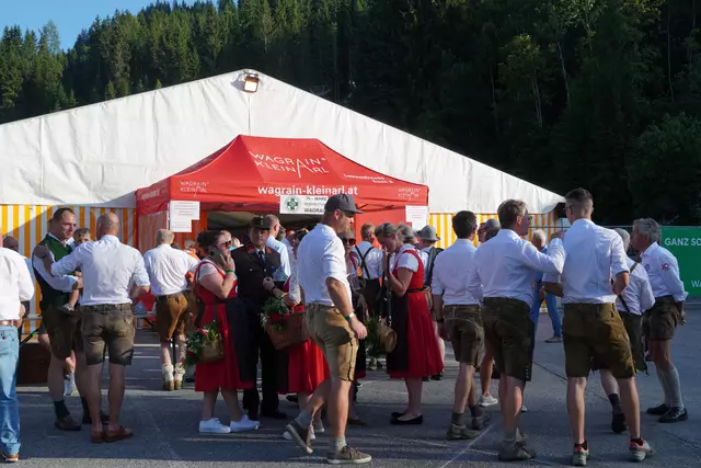 Das Festzelt wurde an diesem Tag gleich doppelt genutzt: für die Jubiläumsfeier der Bergrettung am Samstag sowie für die Eröffnungsfeier der neuen Umfahrungsstraße am Sonntag. | Foto: Nicole Hettegger