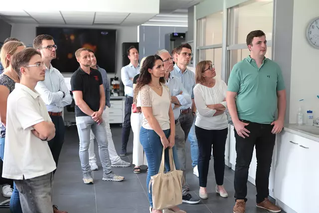 Junge Selbständige beim Rundgang durch den neuen Forschungscampus der Firma VTA in Rottenbach. | Foto: Andreas Maringer