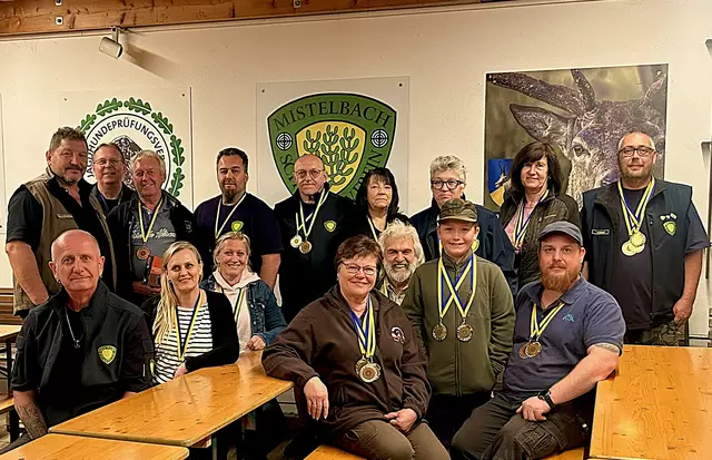  Oberschützenmeister Josef Kohzina, Andi Ettl, Franz Manlig, Leopold Nimmerrichter, Gudrun Hofer, Gilde Schodl, Stefan Schodl, Peter Milosits, Gabi Ullmann, Andrea Meißl, Walter Rafeiner, Alex Hutterer, Leon Schodl, Christine Kohzina, Thomas Hutterer und Walter Ofenauer. | Foto: Schützenverein-Mistelbach 