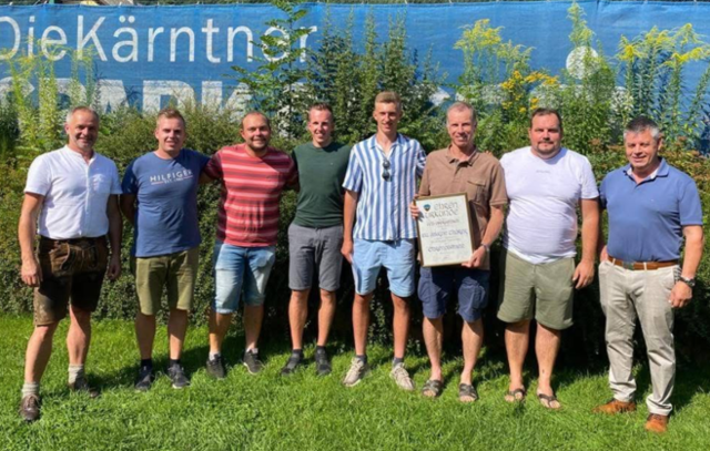 "Wir gehen in eine neue gemeinsame Tenniszukunft" Flattach-Bürgermeister Kurt Schober, die Vorstände Florian Thorer, Christian Schüpfer, Michael Thorer, Marcel Manges Ehrenobmann Martin Thorer (Ehrenobmann), Obmann Alexander Striednig, Obervellach-Bürgermeister Arnold Klammer (v. l.)  | Foto: Striednig/KK