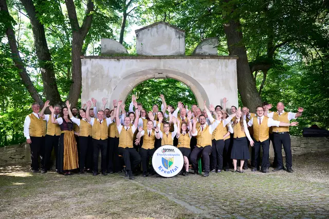 Die Musikerinnen und Musiker der Trachtenkapelle Kreuttal freuen sich über ein erfolgreiches Konzert. | Foto: Trachtenkapelle Kreuttal