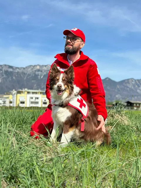Vier Teams der Hundestaffel Wörgl haben ersten offiziellen Personenspürhunde-Test bestanden. Im Bild: Hundeführer Daniel Kurz mit Hund Kira. | Foto: Rotes Kreuz Wörgl