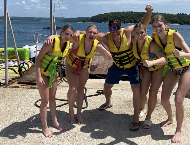 Lara Haberl, Pia Schörghofer, Mag. Christian Pachtrog, Katharina Schindler und Carola Weiser vor der Bootstour. | Foto: Daniela Dangl