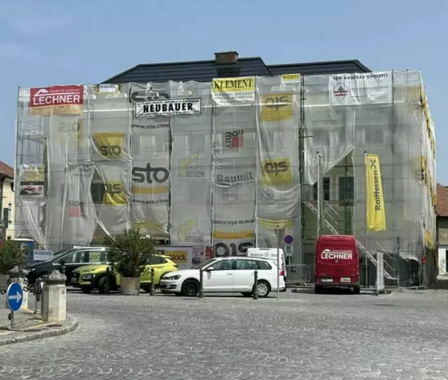 Raiffeisenbank Langenlois am Kornplatz.