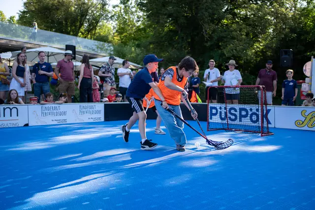 Ein eigens aufgebauter Floorballplatz lud beim Jubiläumsfest zum Mitspielen und Anfeuern ein.  | Foto: FBC Dragons