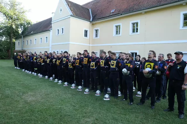 Angetreten zur Siegerverkündung im Schlossgarten Atzenbrugg. | Foto: BFKDO Tulln/Stefan Öllerer