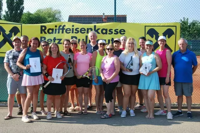 16 Teilnehmerinnen in Pernersdorf. | Foto: Trettenhahn