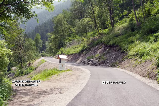 Bild 12: Abzweigung (von Landeck kommend) des neuen Radweg nach rechts oben. Links ist der alte Radweg bereits zurück gebaut. | Foto: © Ing. Günter Kramarcsik