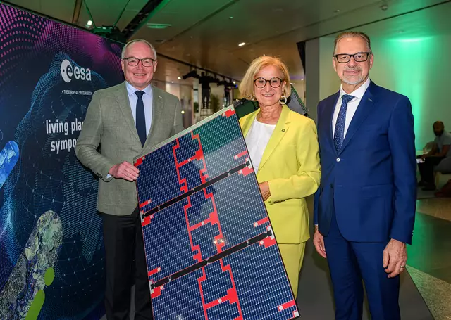 LH-Stv. Stephan Pernkopf, LH Johann Mikl-Leitner und ESA-Generaldirektor Josef Aschbacher zogen im Austria Center Vienna Bilanz über ein Jahr ESA Phil-Lab Austria in Schwechat | Foto: NLK Burchhart