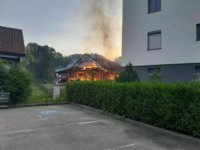 Im Ortszentrum von Riedau stand ein Stadl im Vollbrand. | Foto: MeinBezirk
