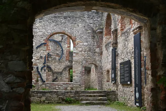 Neben der Kapelle war auch Tor und Pförtnerhäuschen