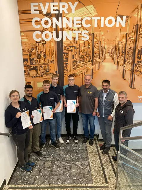Mandy Grüneis, Ömer Yilmaz, Benjamin Habison, Florian Bauer und Jonas Binder mit dem Ausbildungsleiter Helmut Weidenauer, Werksleiter Christian Zotter und Lehrlingsausbilder Christian Lapacka (v.l.) | Foto: TE Connectivity/Muthsam