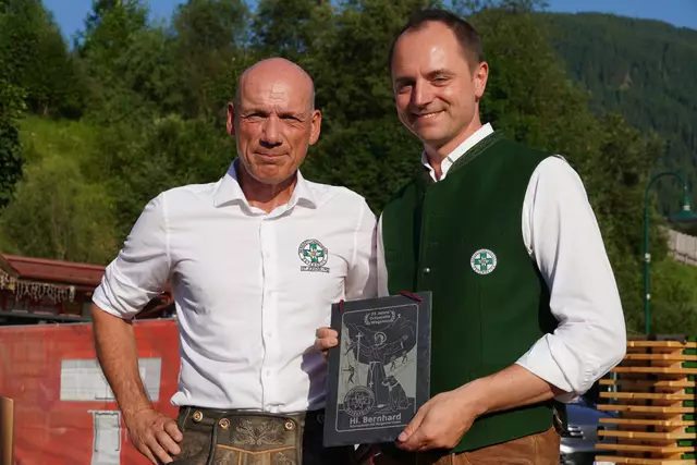 Landesleiter Richard Freicham und Ortsstellenleiter Axel Ellmer beim 75-Jahr-Jubiläumsfest der Bergrettung Wagrain. | Foto: Nicole Hettegger