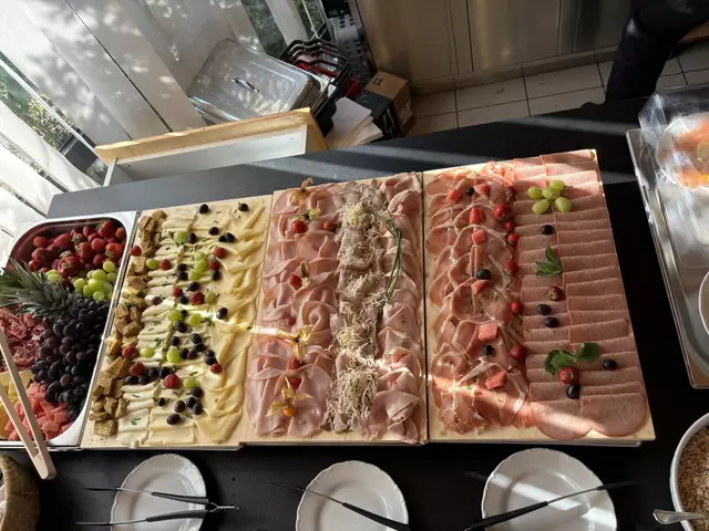 Am Buffet finden sich regionale Köstlichkeiten, darunter auch traditionelle Gerichte. | Foto: MeinBezirk/Nico Deutscher