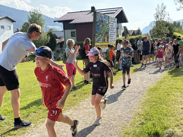 Dank der fleißigen Schülerinnen und Schüler konnten mehrere tausend Euro an Spenden gesammelt werden. | Foto: Nicole Hettegger