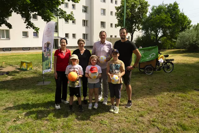 Bezirksvorsteher Stellvertreterin Ramona Miletić (SPÖ), Wiener Wohnen-Direktorin Karin Ramser, Bezirksvorsteher Thomas Steinhart (SPÖ) und Tom Fryd, Projektleiter von SOS-Kinderdorf, freuen sich auf das heurige "Heimspiel".   | Foto: Wiener Wohnen / Gasser
